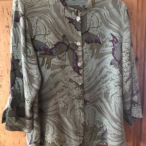 Who doesn’t love butterflies? Mint condition blous